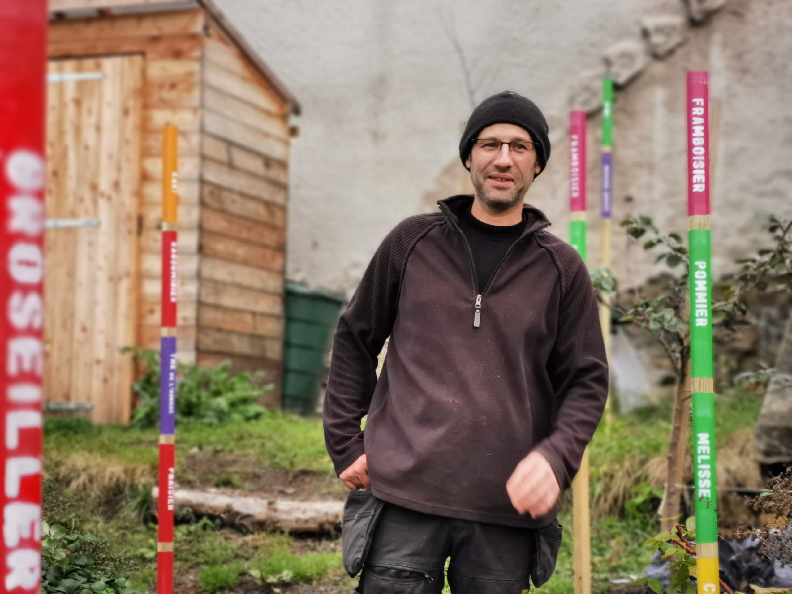Pierre Gioia, directeur de La Ferme en Chantier, dans le jardin de la Forêt Nourricière à Saint-Étienne