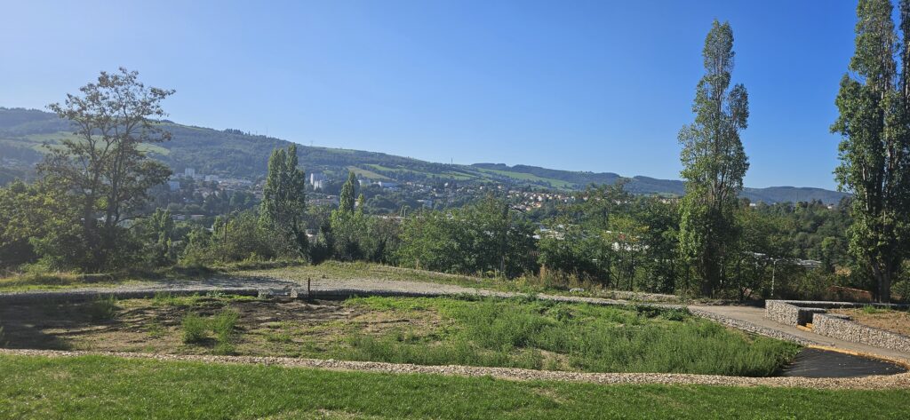 Jardin Goutte d’eau des jardins Peyrard à Saint-Étienne avant les travaux : terrain nu bordé de gabions et de gravier
