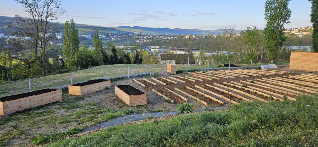 Jardin Goutte d’eau des jardins Peyrard après aménagement : parcelles, bacs en bois et cabanons, Saint-Étienne
