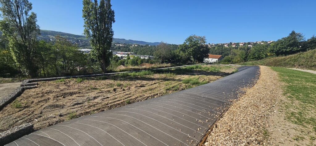 Grand jardin Peyrard à Saint-Étienne avant aménagement : sol nu et allée couverte d’une bâche noire
